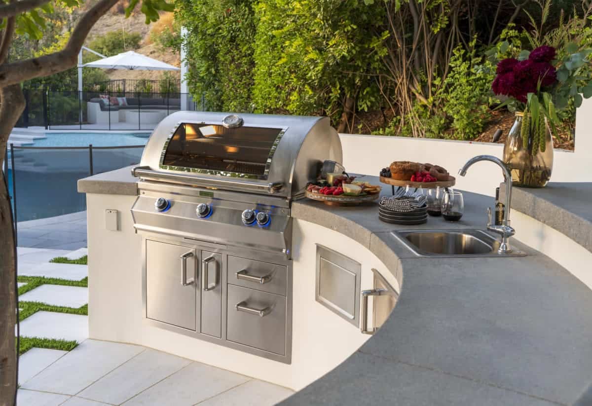 FM_A790i_Aurora-Built-In-Grill_Lifestyle-01