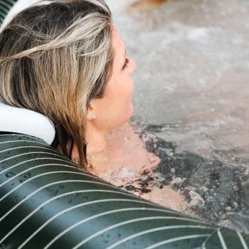 MSPA COMFORT METEOR Hot Tub Round Bubble Spa (6 Bathers) person on headrest