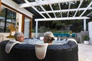 MSPA PREMIUM Portland Hot Tub Bubble Spa (6 Bathers) lifestyle overview of backyard