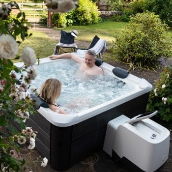 MSpa Frame Series Oslo Hot tub lifestyle photo in backyard