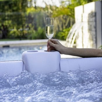 MSPA PREMIUM Soho Hot Tub Bubble Spa (6 Bathers) lifestyle